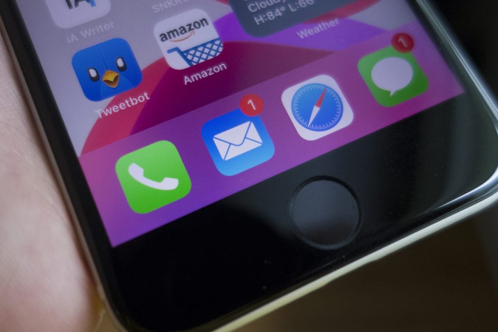 Why the iOS Mail app shows a phantom unread message badge and what to do about it